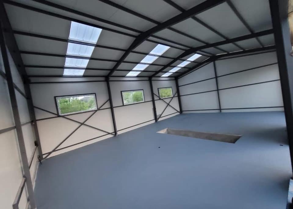Interior hală — luminatoare și contravântuiri